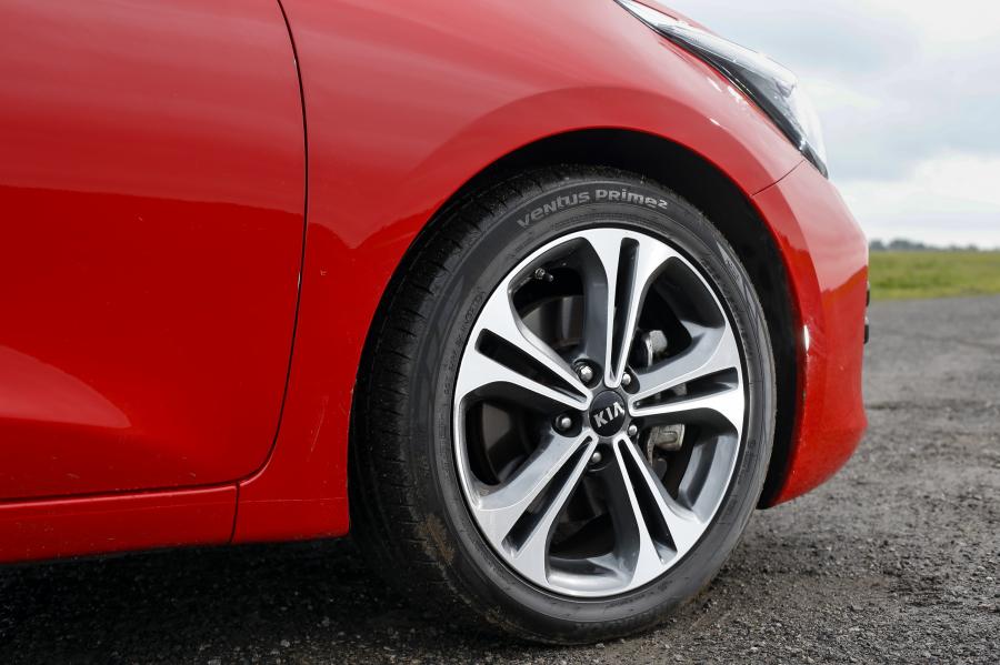 Колеса Kia ceed-SW GT Line 2015 года  (UK) (фото 2 из 20)